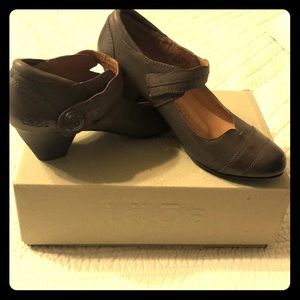 Taos ladies shoes size 9
